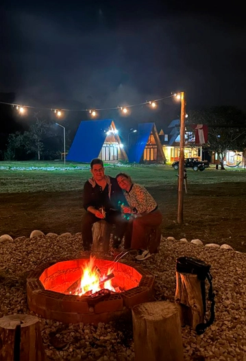 Noche de Fogata en Oxapampa, una experiencia única donde puedes compartir momentos especiales junto a la cálida luz de la fogata y bajo el manto estrellado.
