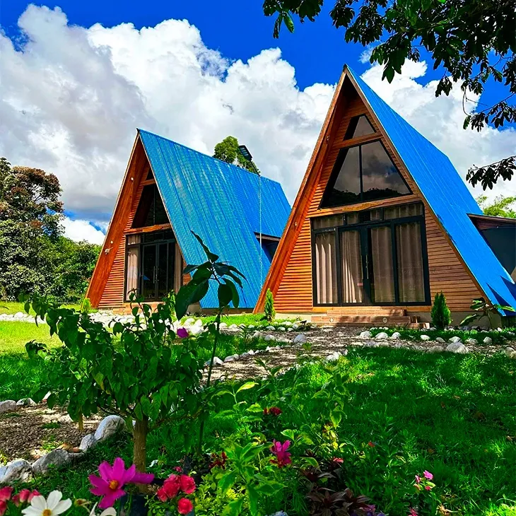 Vista de las Alpinas en Oxapampa: una habitación matrimonial para parejas en busca de romance y una habitación familiar para disfrutar de unas vacaciones rodeados de naturaleza.