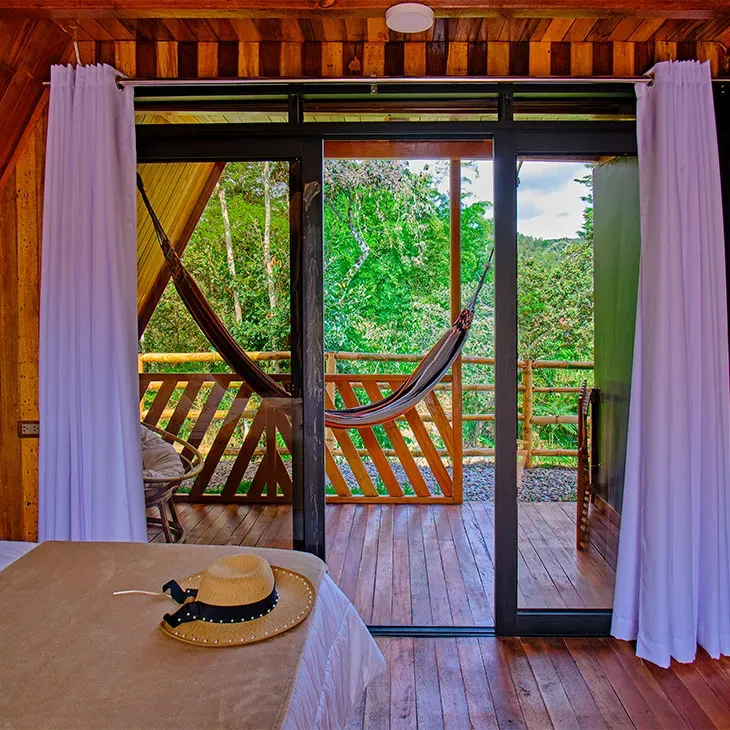 Interior acogedor de una Alpina en Oxapampa, con una decoración rústica que te hace sentir como en casa en medio de la naturaleza.