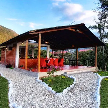 Disfruta de una experiencia culinaria única en nuestro comedor en Alpinas Hoteles Cabañas, rodeado de la magia de la naturaleza.