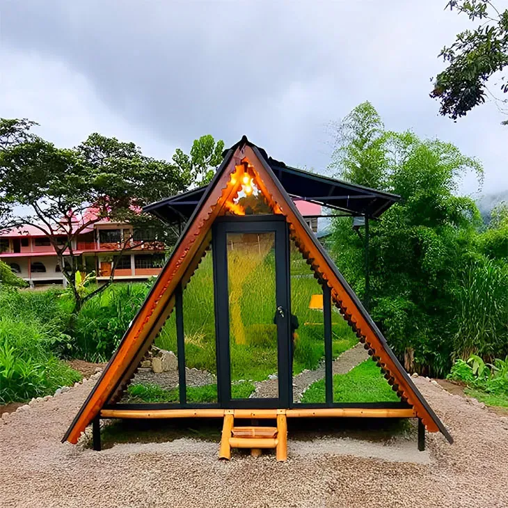 Nuestro encantadora glamping, una experiencia única que combina la comodidad de una cabaña con vista al río en un ambiente natural y acogedor