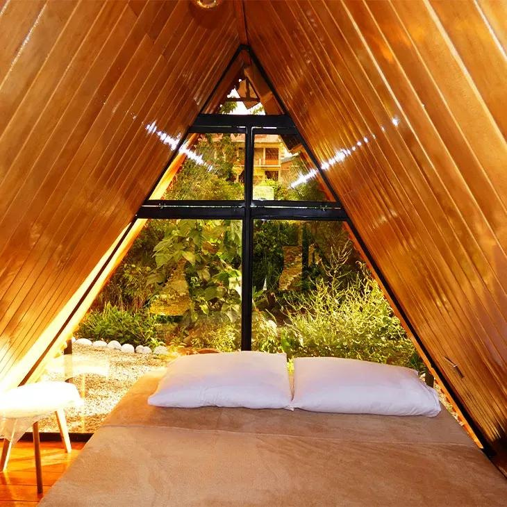Vista desde el interior de nuestra glamping con una impresionante vista panorámica del río, donde la comodidad se encuentra con la naturaleza.