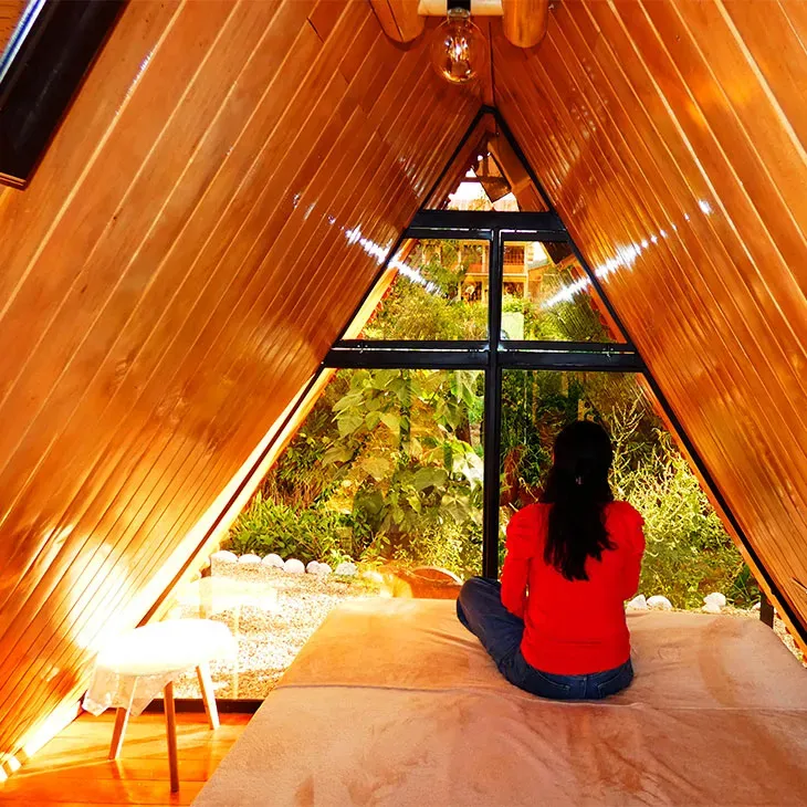 Sensación de relajo dentro de la glamping mientras admira serenamente el río que fluye, disfrutando de la vista desde la comodidad de su alojamiento.