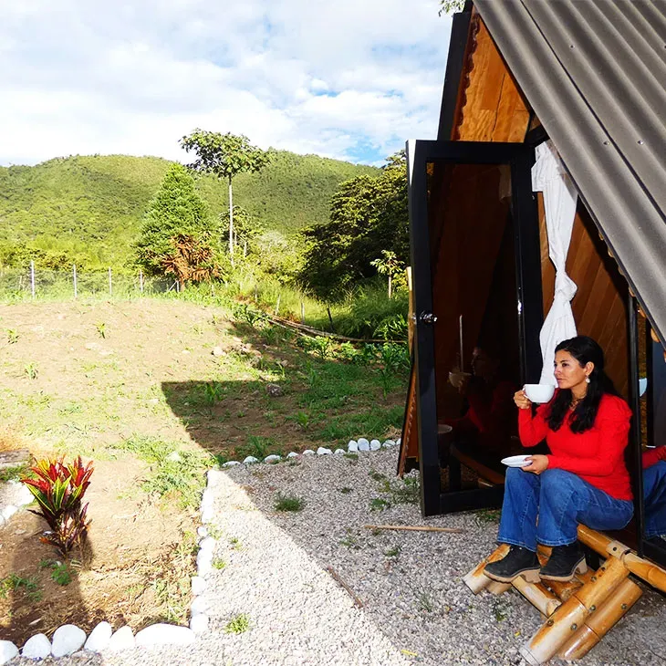 Disfruta de la serenidad del huerto desde afuera de la glamping, además de la serenidad y vistas panorámicas dentro del Lodge