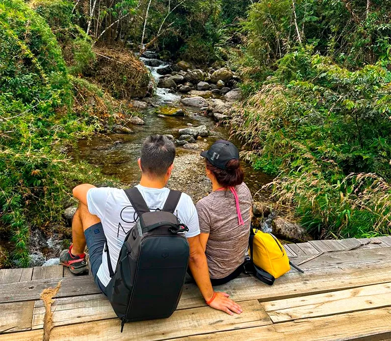 Explora cada rincón en la Ruta de la Granadilla con Alpinas Hoteles Cabañas. Una experiencia que te conectará con la esencia de Oxapampa.