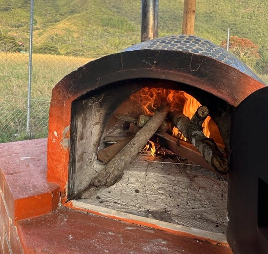 Cocina al aire libre en Alpinas Hoteles Cabañas: amasa pan y disfruta de una comida deliciosa en medio de la naturaleza.