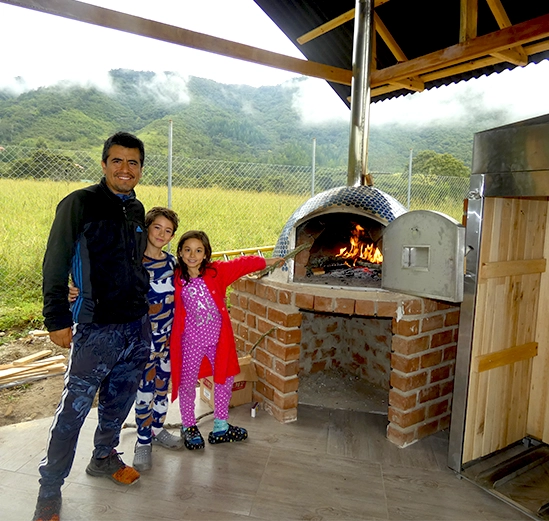Pan artesanal y diversión en Alpinas: un taller que te permite amasar y disfrutar de la magia de la cocina al aire libre.