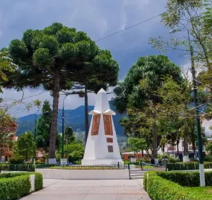 Descubre el encanto urbano de Oxapampa en la Plaza de Armas el cual te lleva a un lugar donde la historia y la cultura convergen.