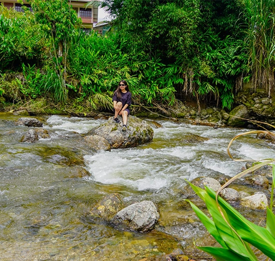 Descansa y renueva tus energías en Alpinas Hoteles Cabañas. La serenidad de la naturaleza te rodea, creando un ambiente ideal para desconectar.