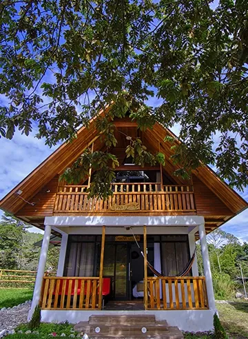 Cabañas en Oxapampa, un refugio de madera que te brinda comodidad y una experiencia acogedora en un entorno natural espectacular.