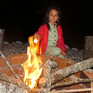 Crea recuerdos inolvidables en Alpinas con nuestras noches alrededor de la fogata. El ambiente perfecto para compartir historias y risas.
