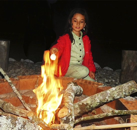 Noches mágicas alrededor de la fogata en Alpinas. Un espacio donde se comparten historias, risas y momentos inolvidables.