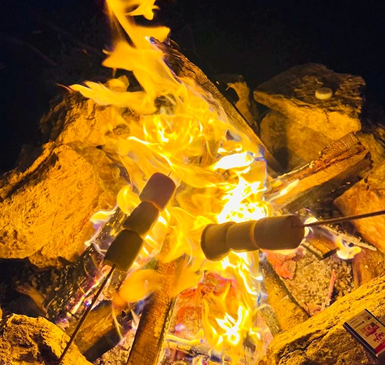 La calidez de la fogata en Alpinas Hoteles Cabañas te espera. Una experiencia relajante para disfrutar de la noche y las estrellas.