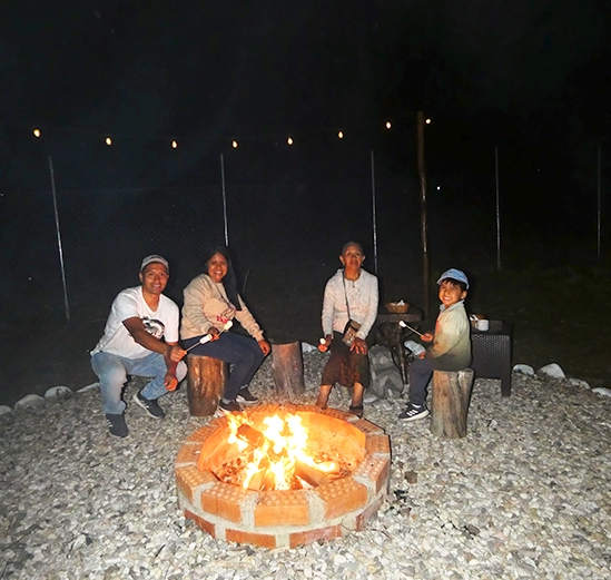 Relájate y disfruta de las noches de fogata en medio de la naturaleza con Alpinas. Un lugar perfecto para compartir momentos especiales.