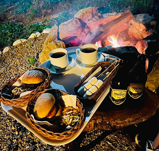 Vive momentos especiales junto a la fogata en Oxapampa con Alpinas. La magia de la noche se combina con la belleza de la naturaleza.